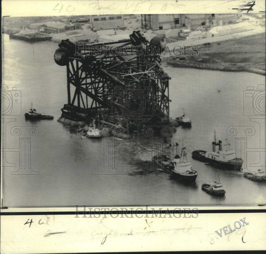 1974 Press Photo Tugs tow oil rig down Tees River in England to North Sea
