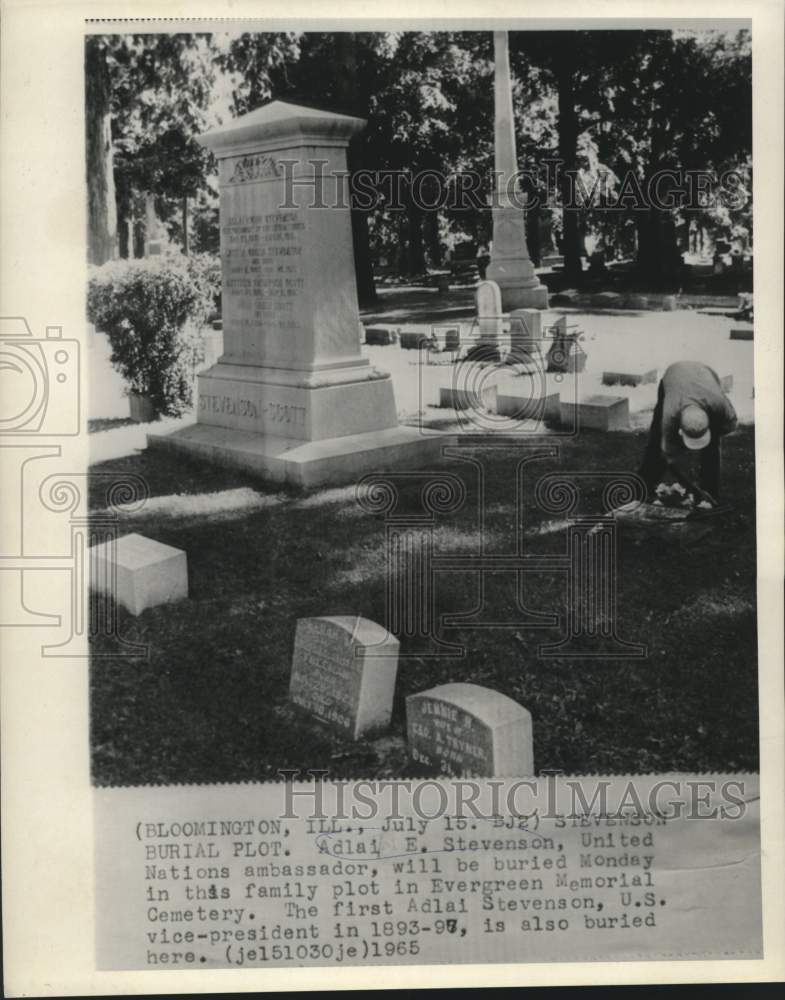 1965 Press Photo United Nations Ambassador Stevenson burial site at Evergreen