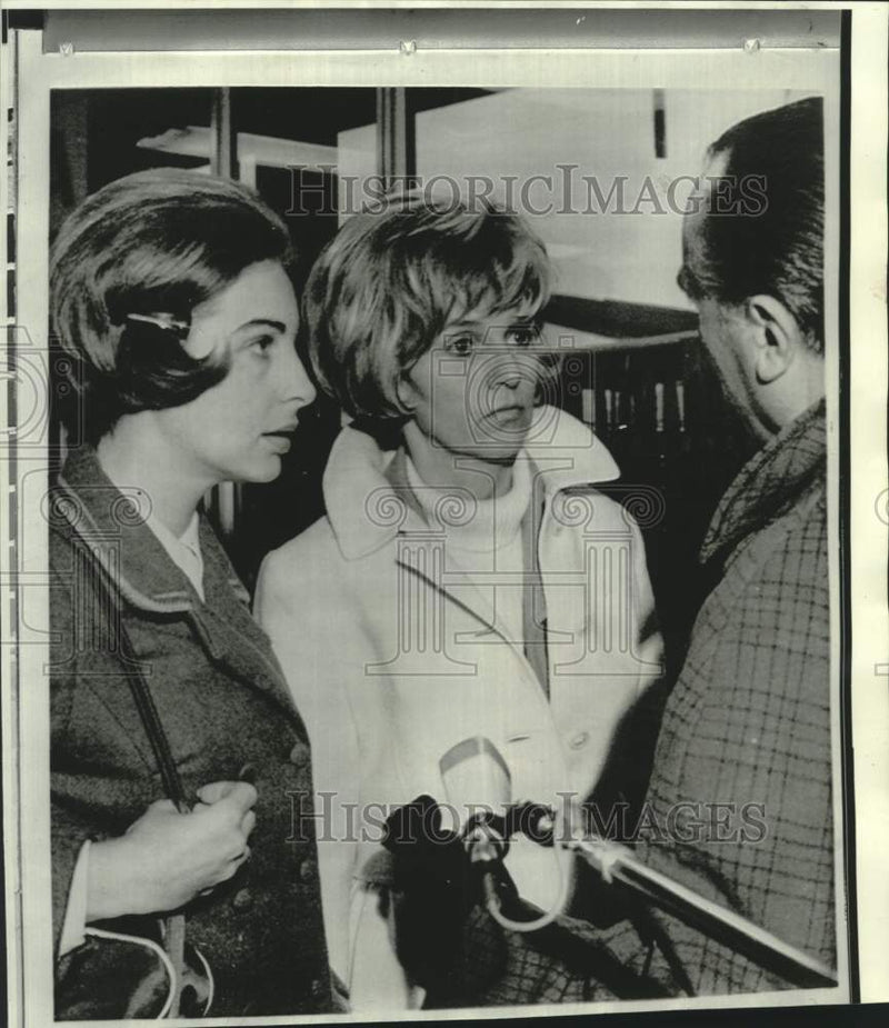 Load image into Gallery viewer, 1969 Press Photo Mrs. Nelson and Mrs. Stegman with newsmen at Orly Airport
