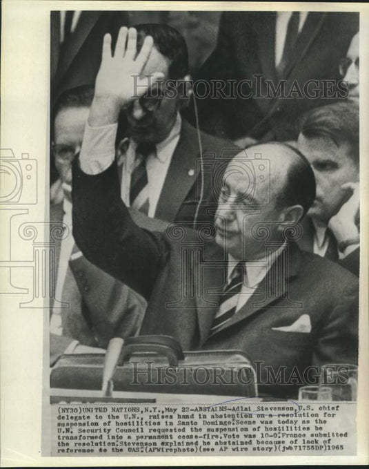 1965 Press Photo Adlai Stevenson raises hand in abstention at United Nations
