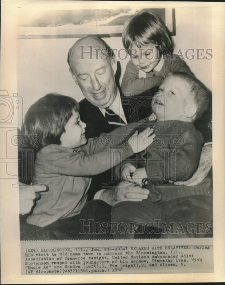 1962 Press Photo US Ambassador Adlai Stevenson relaxes with relatives in IL