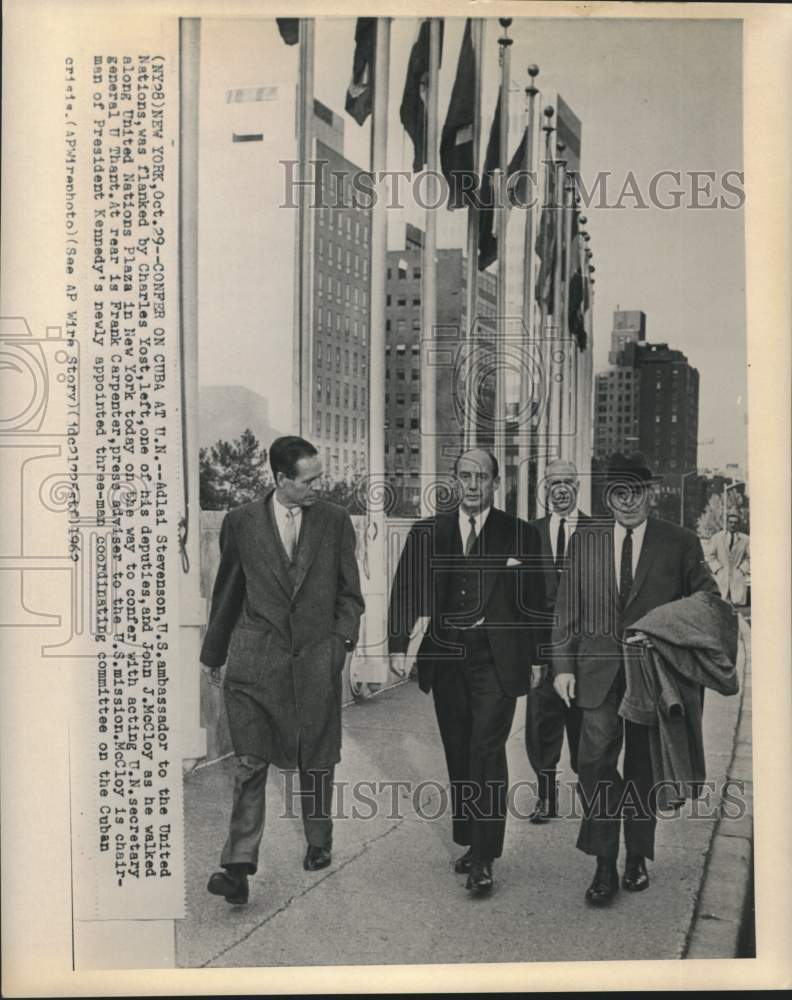 Load image into Gallery viewer, 1962 Press Photo Adlai Stevenson and other United Nations officials in New York
