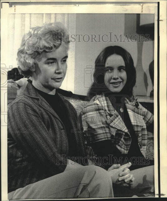 1973 Press Photo Mr. E.M. Nelson and daughter Debbie with newsmen in Georgia.