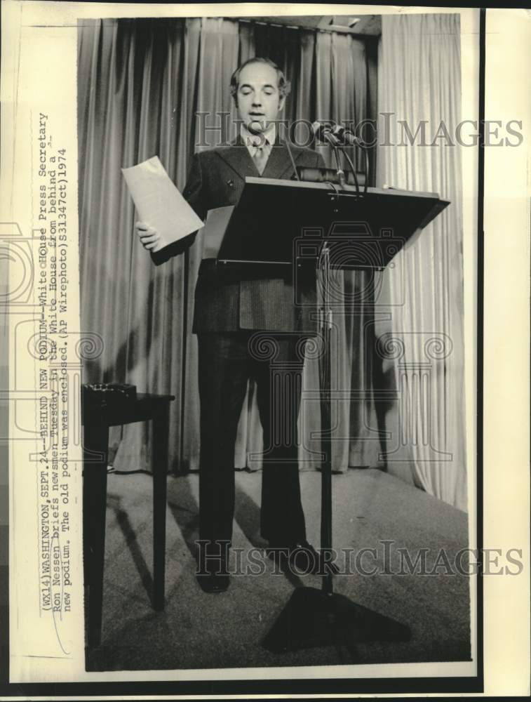 1974 Press Photo Press Secretary Nessen briefs newsmen behind new podium