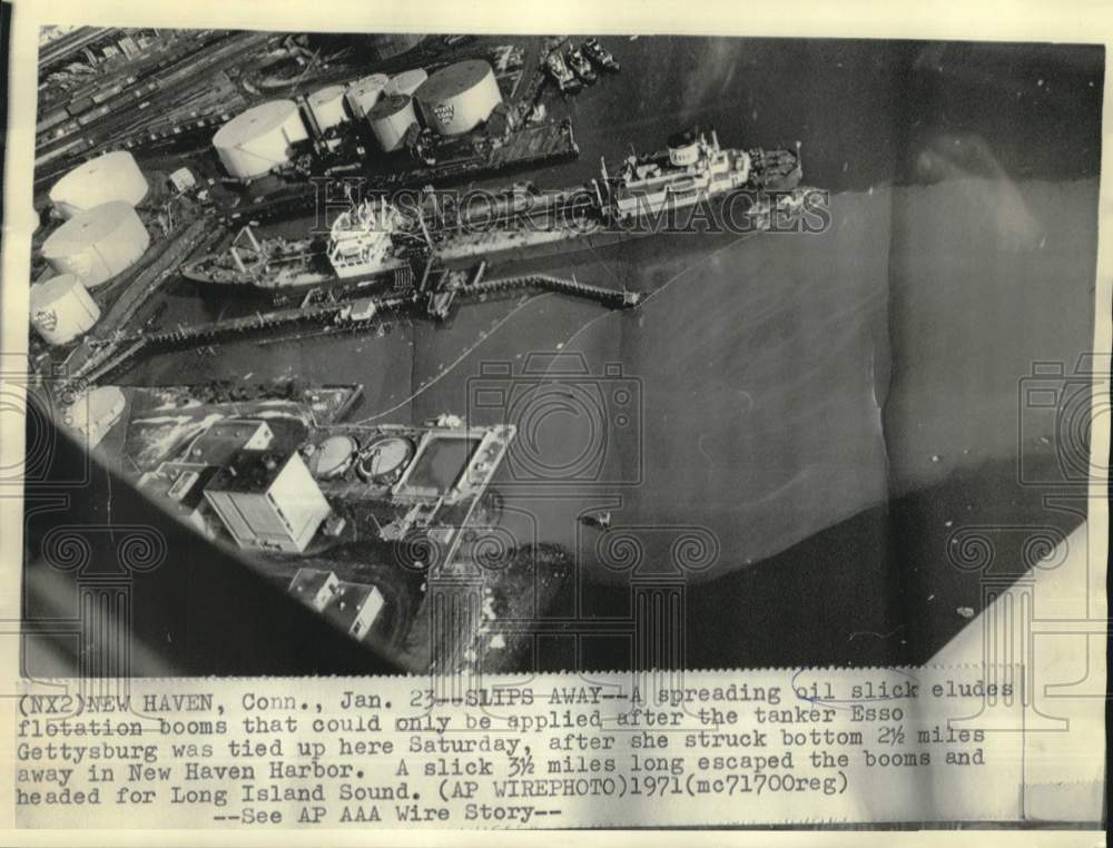 1971 Press Photo Spreading oil slick from Esso Gettysburg elodes booms in CT