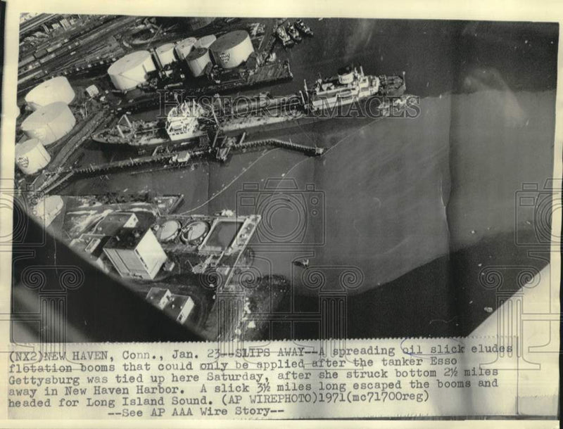 Load image into Gallery viewer, 1971 Press Photo Spreading oil slick from Esso Gettysburg elodes booms in CT
