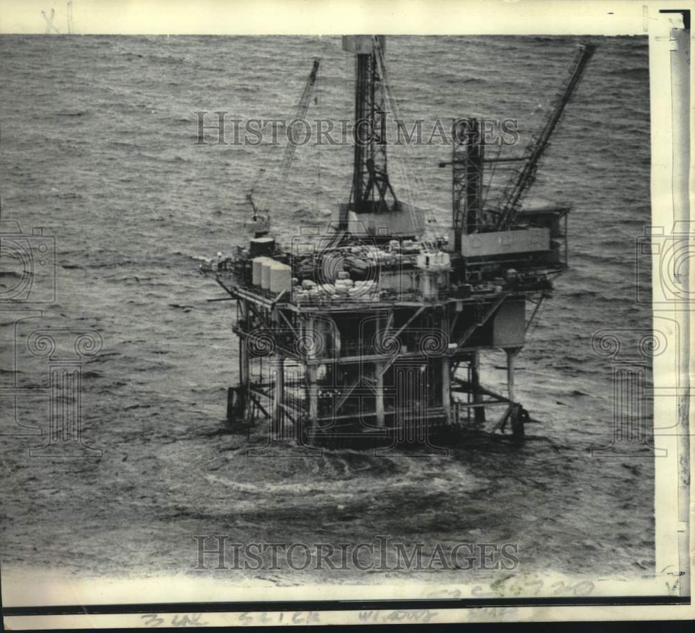 1969 Press Photo Oil slick bubbles to Pacific Ocean surface from drilling well