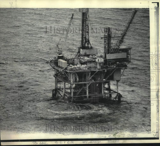 1969 Press Photo Oil slick bubbles to Pacific Ocean surface from drilling well