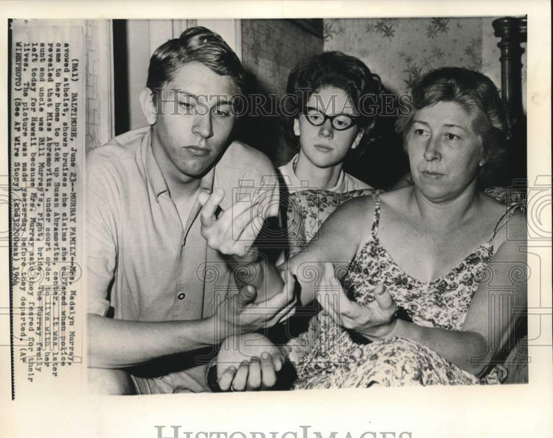 Load image into Gallery viewer, 1964 Press Photo Madalyn Murray shows bruises as family departs for Hawaii

