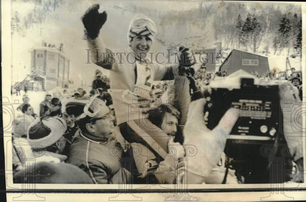 1972 Press Photo Spanish skier Roho on countrymen&#39;s shoulders at Olympic win- Historic Images