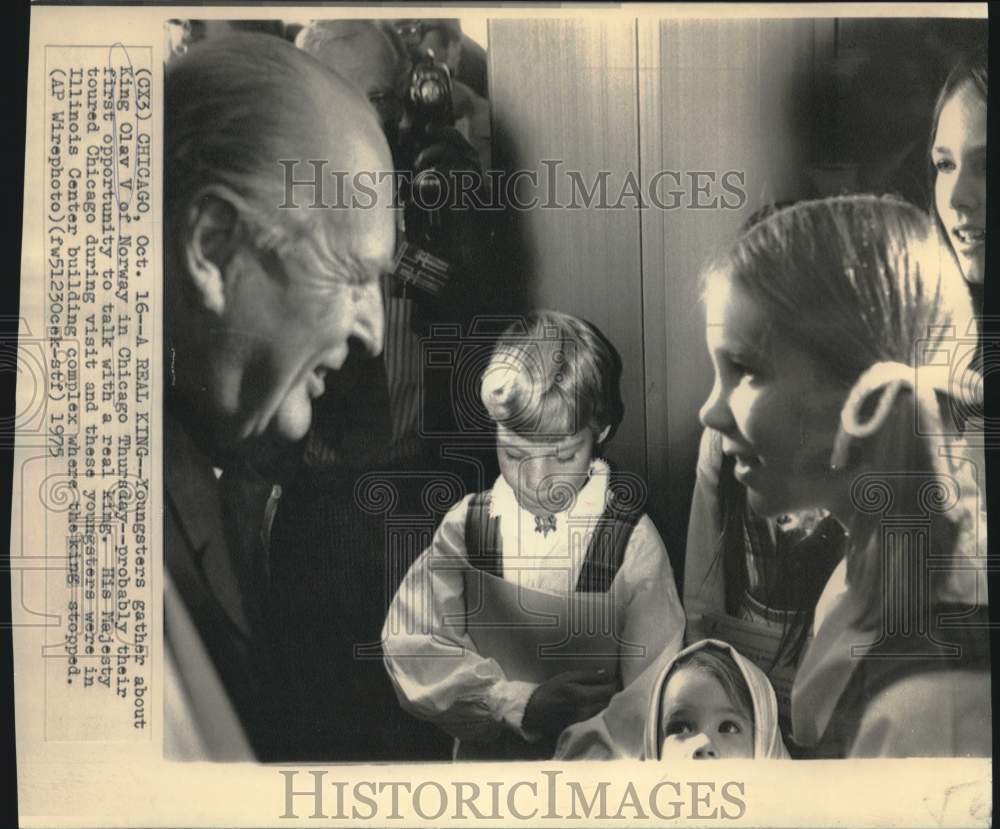 1975 Press Photo Chicago youngsters gather around Norway&#39;s King Olav V