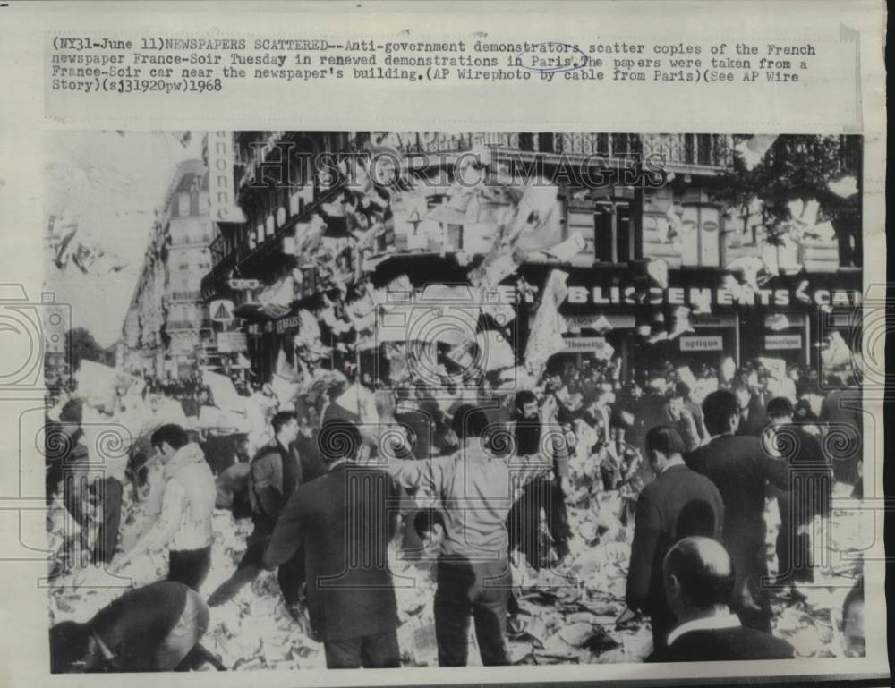 1968 Press Photo Anti-government demonstrators scatter France-Soir newspapers- Historic Images