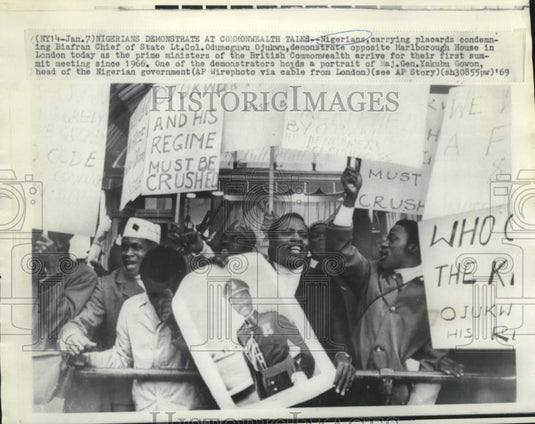 1969 Press Photo Nigerians demonstrate in London at Commonwealth talks.