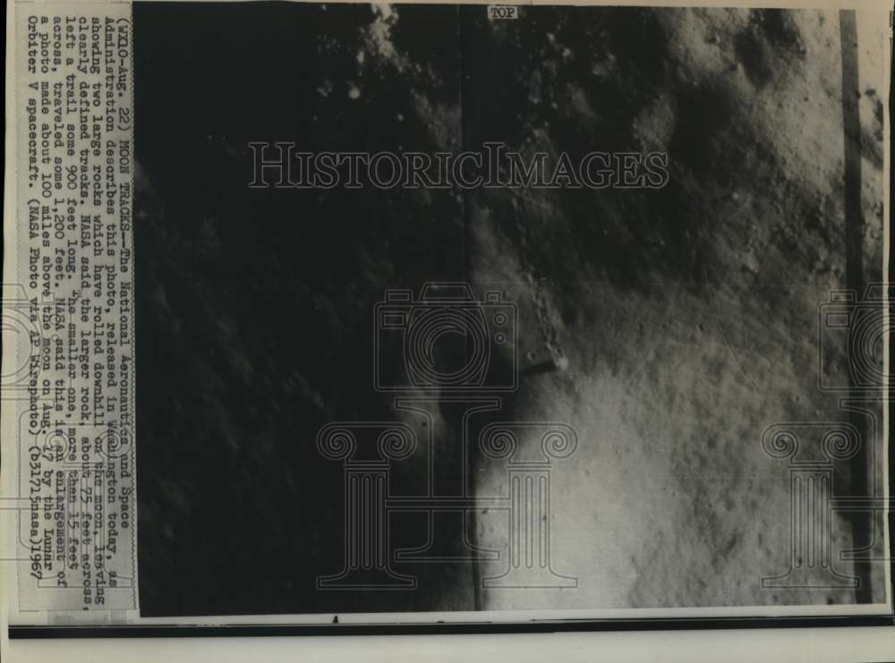 1967 Press Photo Lunar Orbiter V&#39;s photo of two large rocks on moon surface