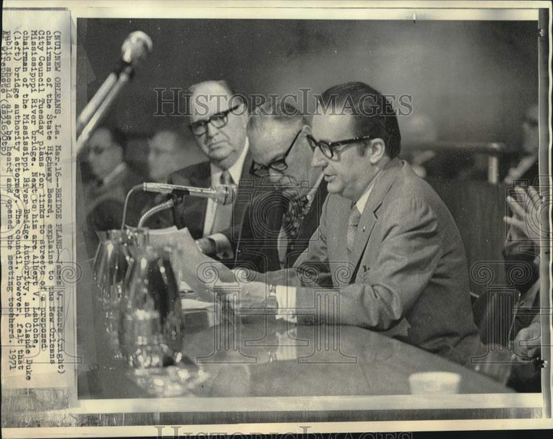 Load image into Gallery viewer, 1971 Press Photo James Moore and New Orleans City Council discuss bridge plans
