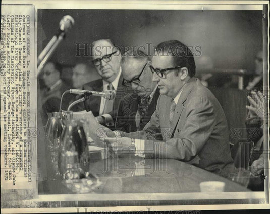 1971 Press Photo James Moore and New Orleans City Council discuss bridge plans
