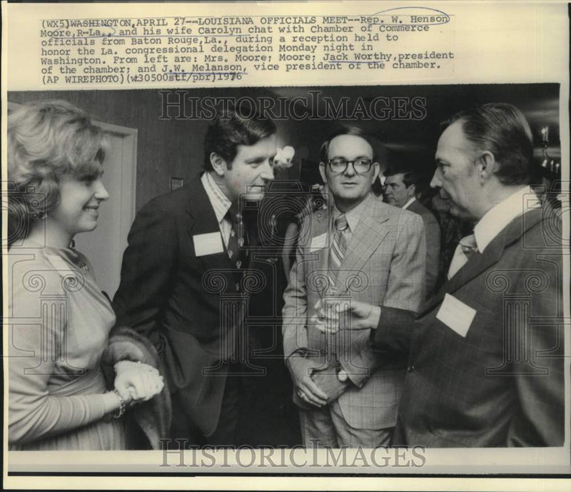 Load image into Gallery viewer, 1976 Press Photo Representative Henson and wife with LA officials in Washington
