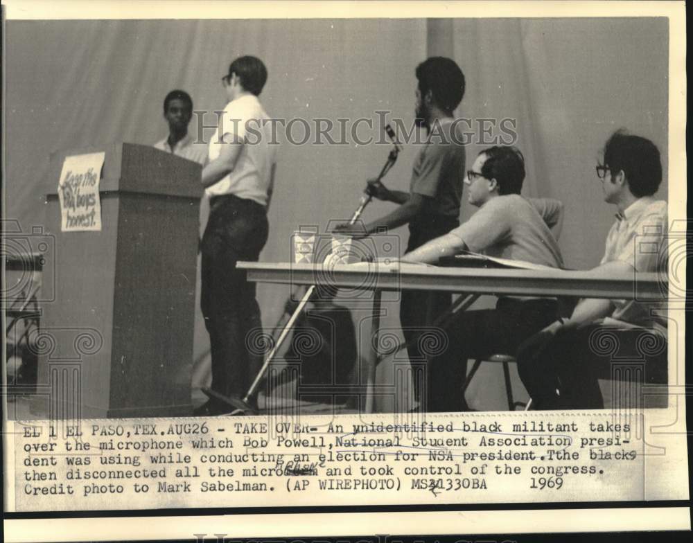 1969 Press Photo Black militant takes microphone from Bob Powell of NSA congress