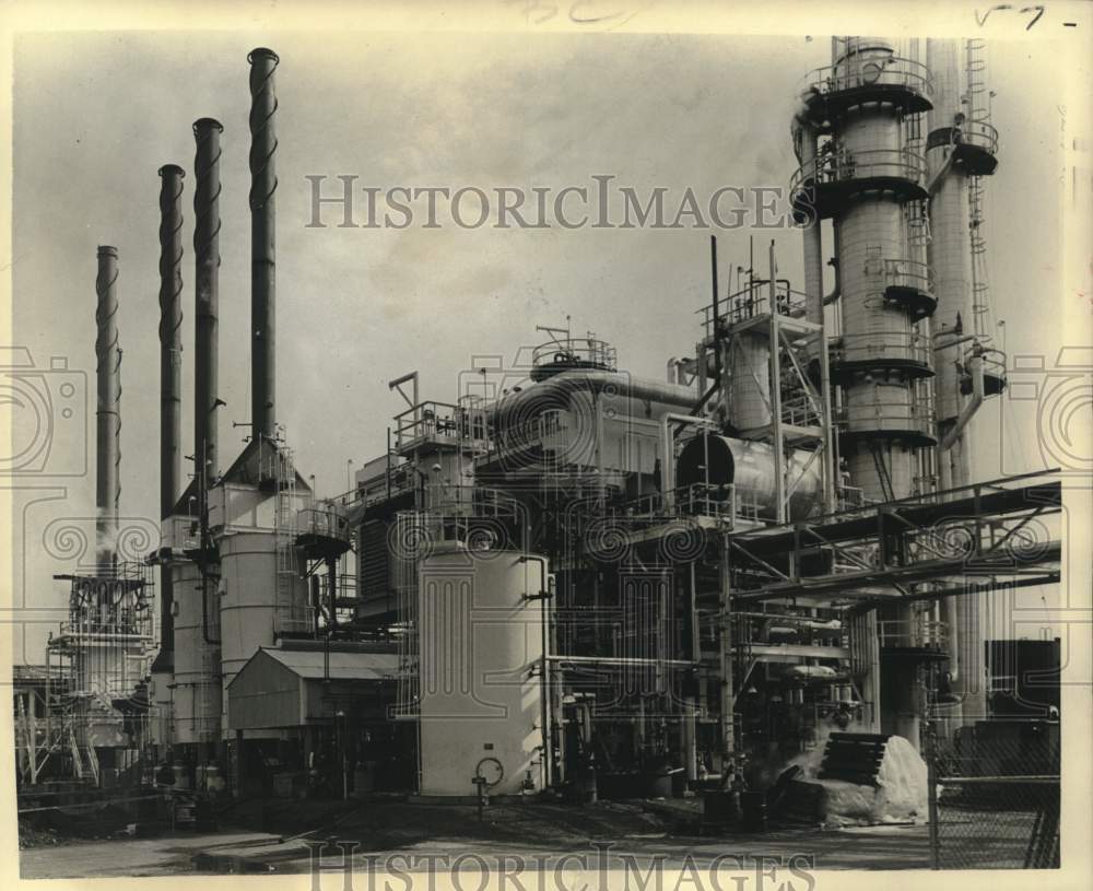 1973 Press Photo Commercial production of synthetic natural gas plant in NJ