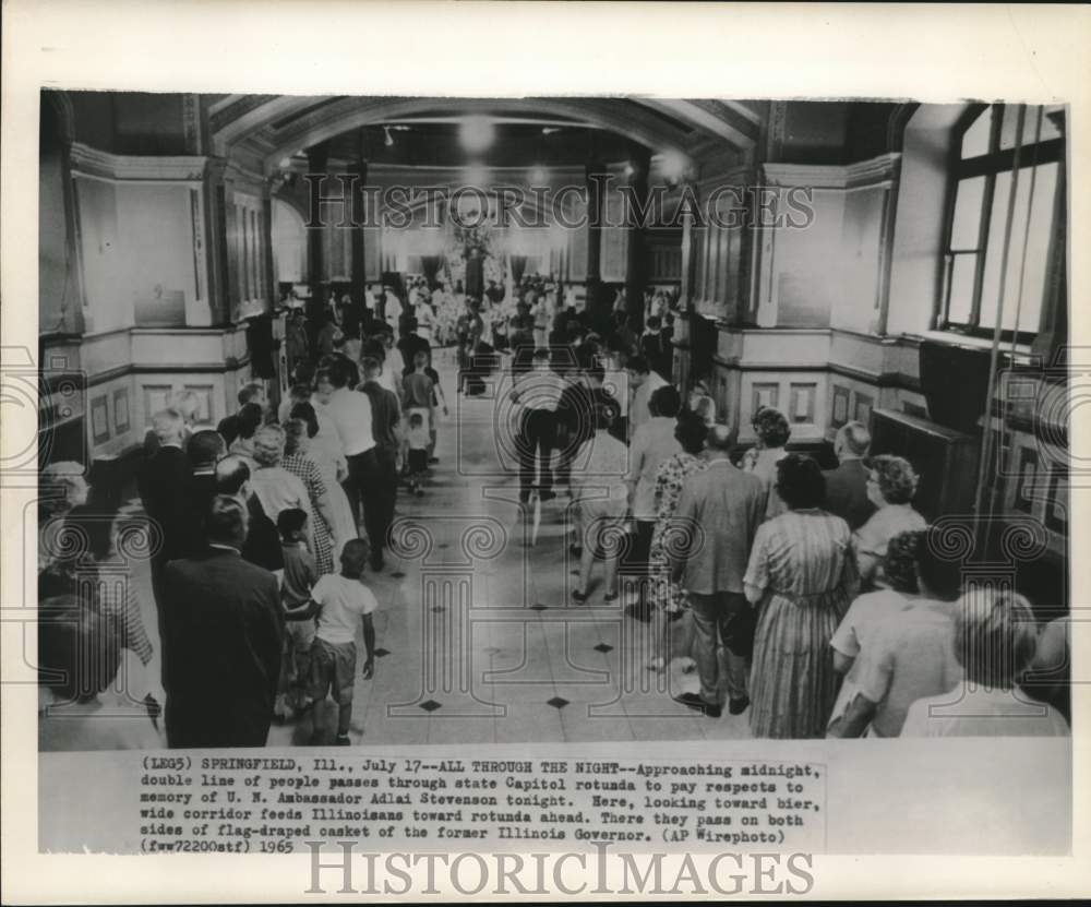 1965 Press Photo Illinois capitol crowd pay respects to Ambassador Stevenson.