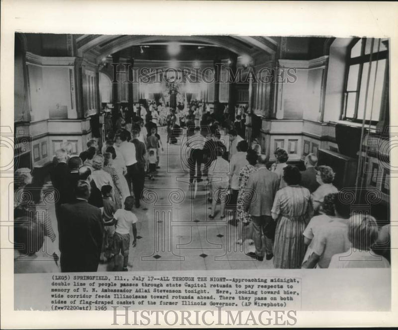 Load image into Gallery viewer, 1965 Press Photo Illinois capitol crowd pay respects to Ambassador Stevenson.
