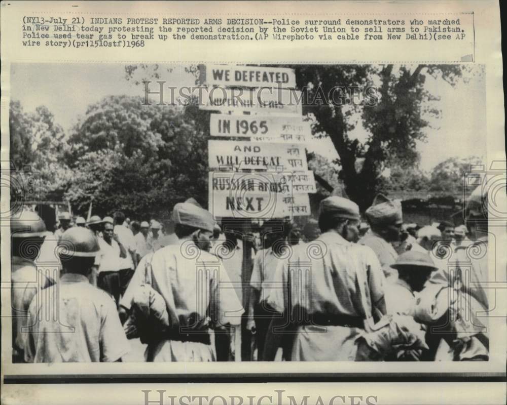 1968 Press Photo Police used tear gas to break up New Delphi protest