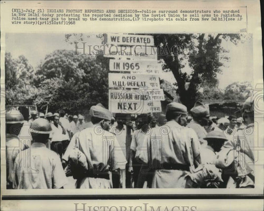 1968 Press Photo Police used tear gas to break up New Delphi protest