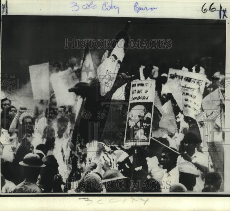 Load image into Gallery viewer, 1970 Press Photo Indian students burn Nixon effigy and flag in New Delhi
