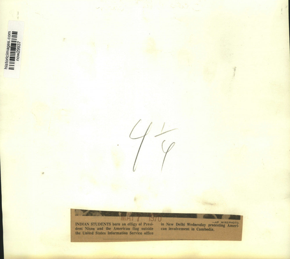 1970 Press Photo Indian students burn Nixon effigy and flag in New Delhi