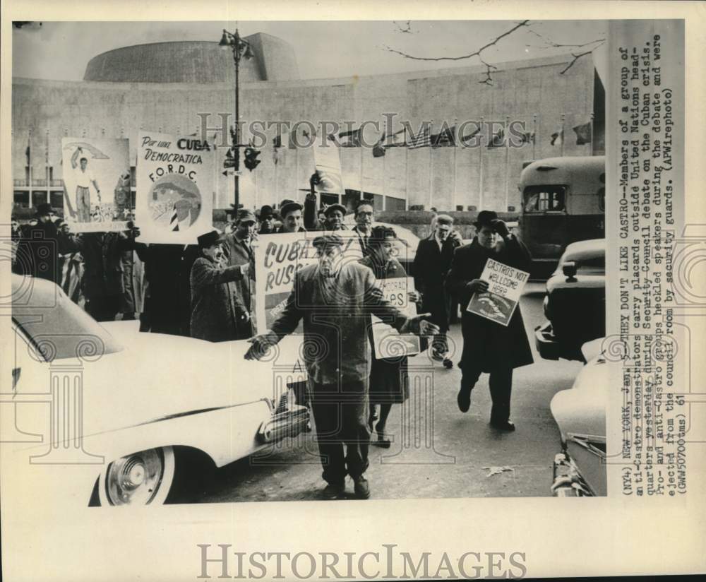 1961 Press Photo Anti-Castro demonstrators outside United Nations headquarters