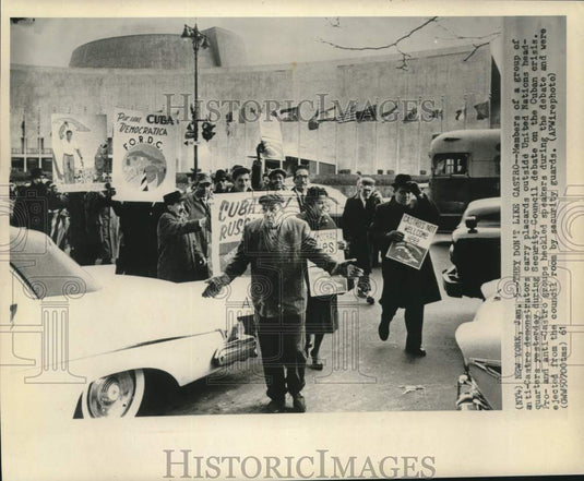 1961 Press Photo Anti-Castro demonstrators outside United Nations headquarters