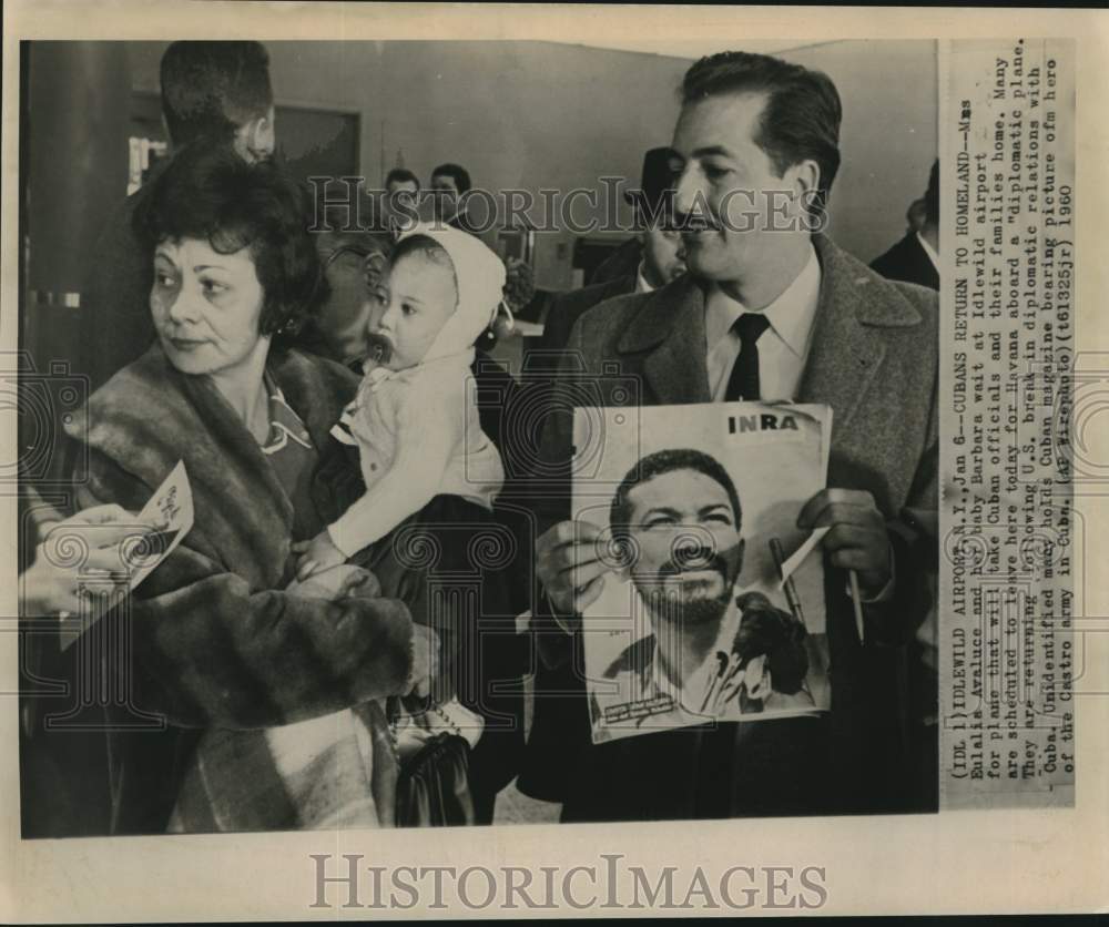 1960 Press Photo Eulalia and Barbara Avaluce await plane to Cuba at Idlewild