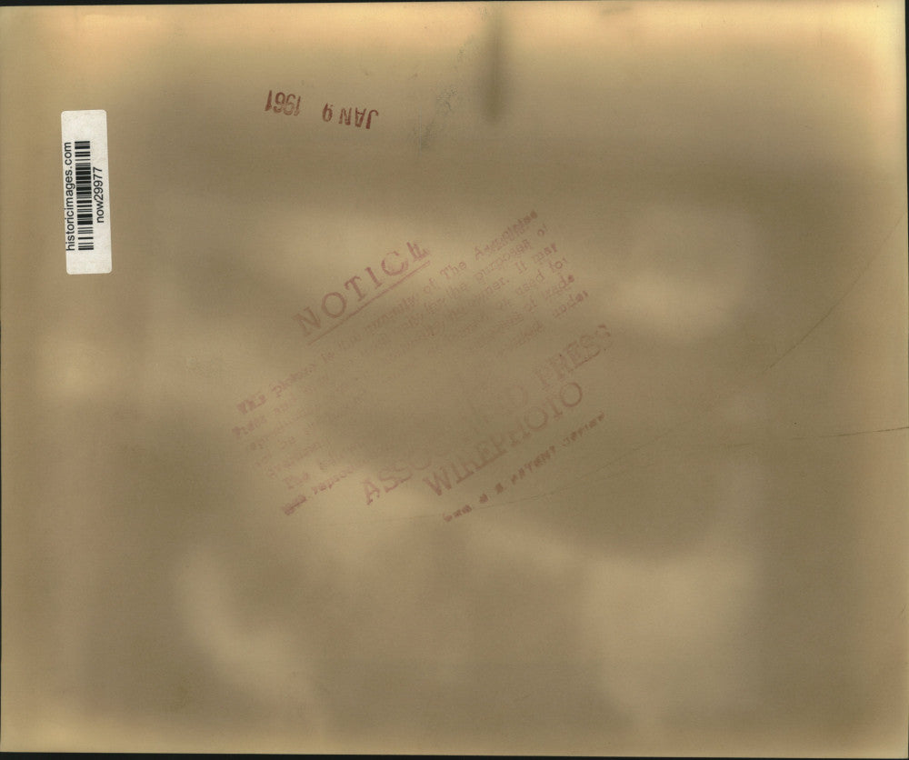 1960 Press Photo Eulalia and Barbara Avaluce await plane to Cuba at Idlewild