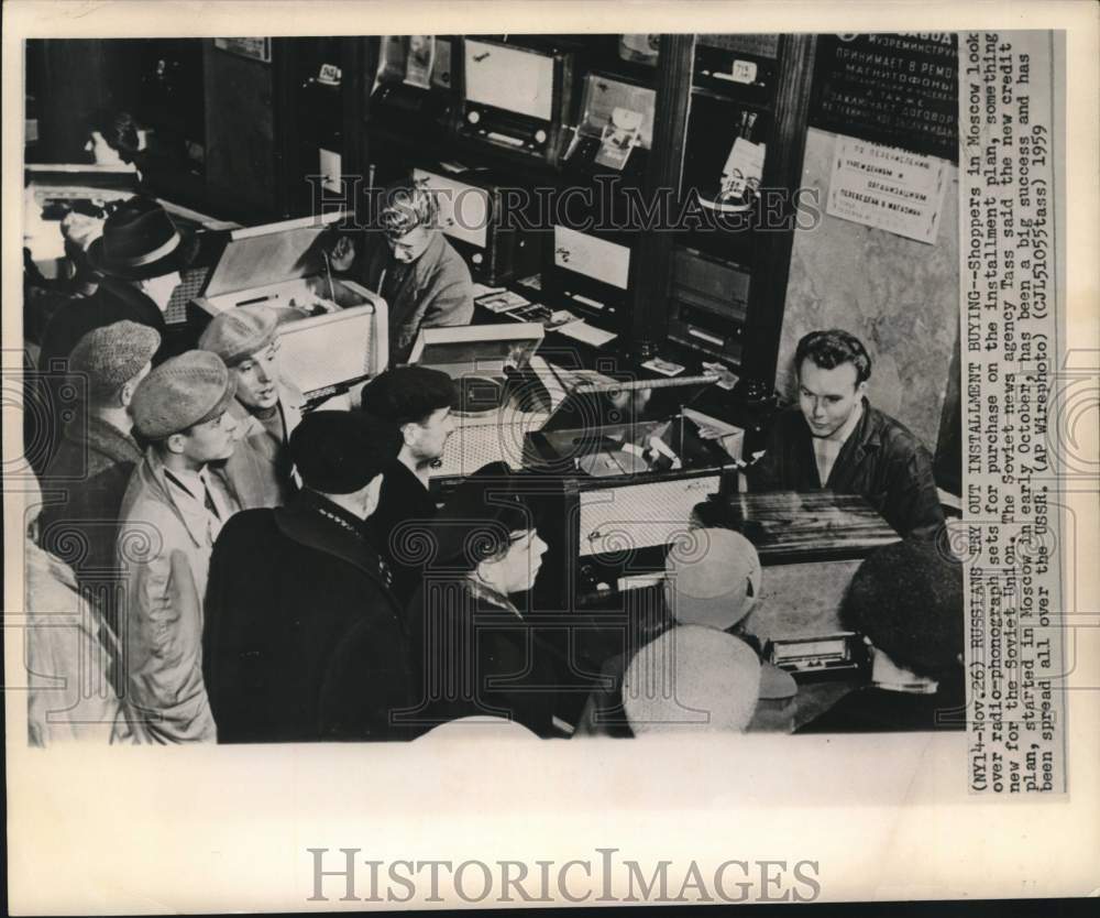 1959 Press Photo Soviet shoppers look at installment plan radio-phonograph