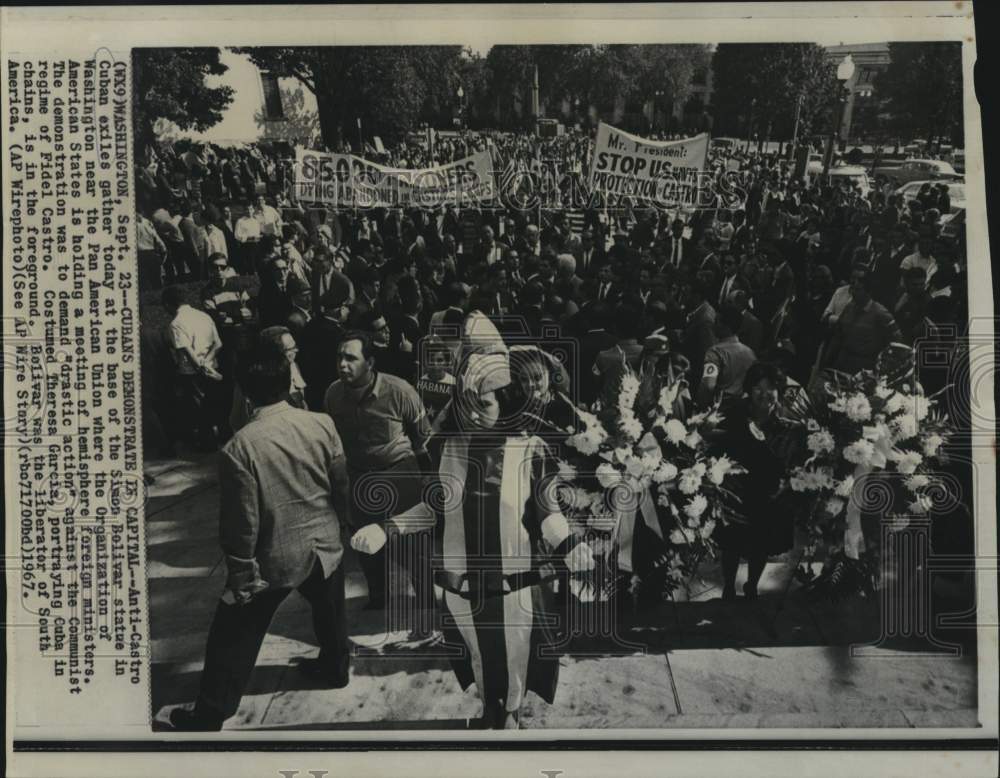 1967 Press Photo Costumed Garcia and other Cubans demonstrate at Bolivar statue