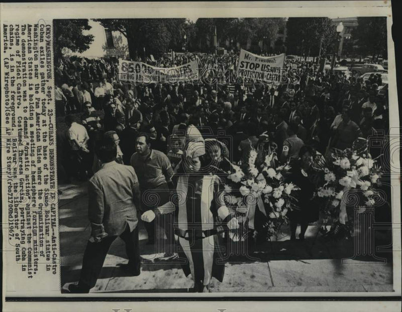 Load image into Gallery viewer, 1967 Press Photo Costumed Garcia and other Cubans demonstrate at Bolivar statue
