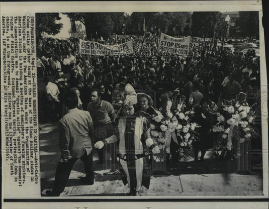 1967 Press Photo Costumed Garcia and other Cubans demonstrate at Bolivar statue