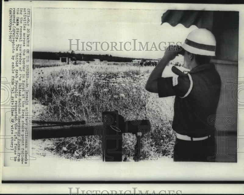 Load image into Gallery viewer, 1967 Press Photo Israeli military policeman check Egypt-Israel border at Erez
