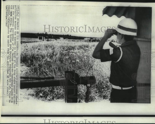 1967 Press Photo Israeli military policeman check Egypt-Israel border at Erez