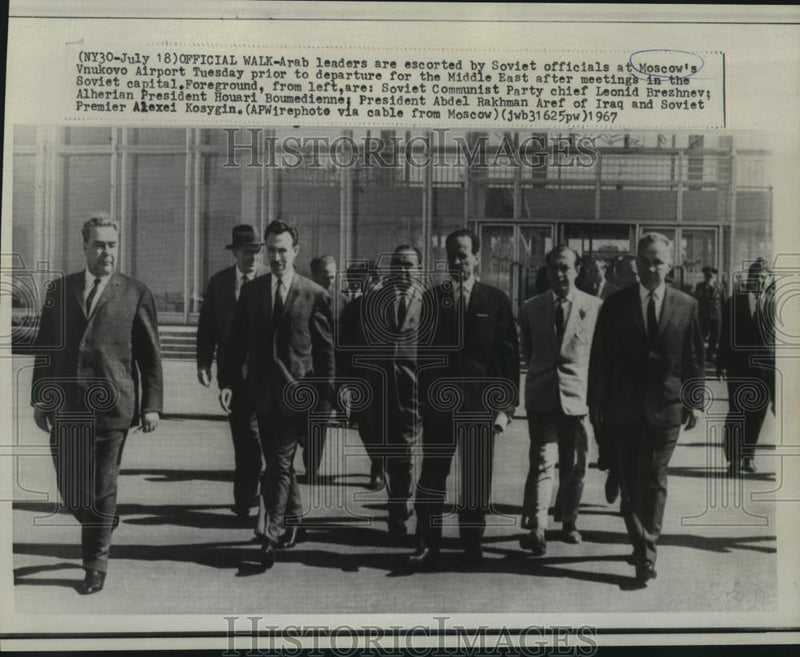 Load image into Gallery viewer, 1967 Press Photo Arab leaders escorted by Soviet officials at Moscow's Vnukovo
