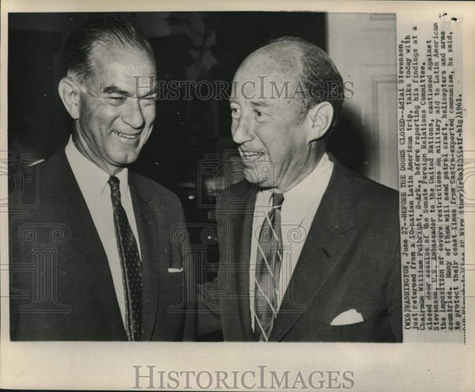 1961 Press Photo Adlai Stevenson and Senator Fulbright talk in Washington