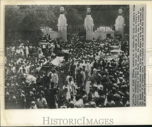 1964 Press Photo India's Prime Minister Nehru's body borne past New Delhi crowds
