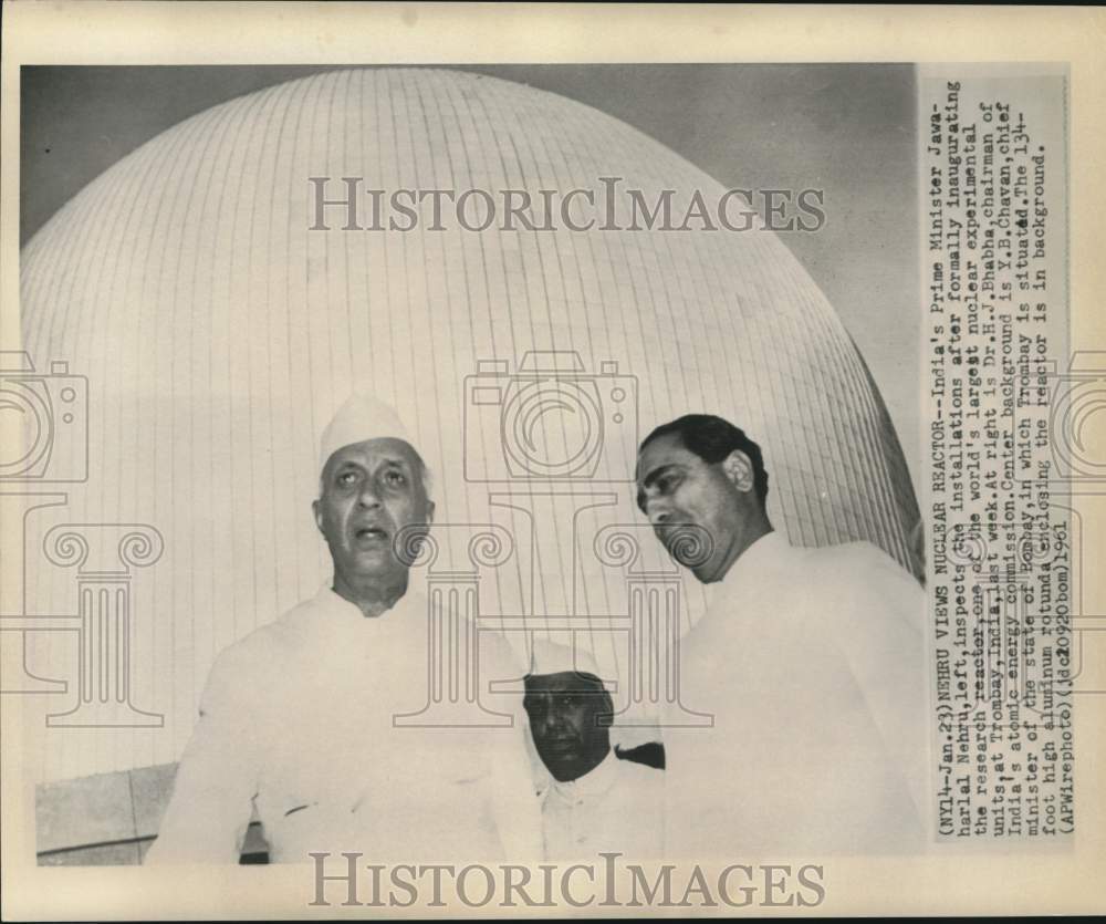 1961 Press Photo India&#39;s Nehru with other officials inspect Trombay&#39;s reactor