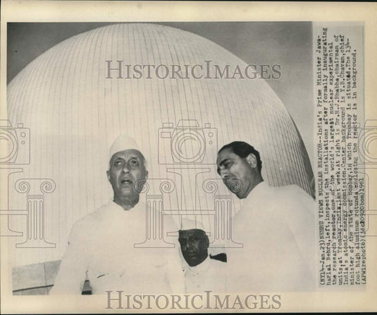 1961 Press Photo India's Nehru with other officials inspect Trombay's reactor