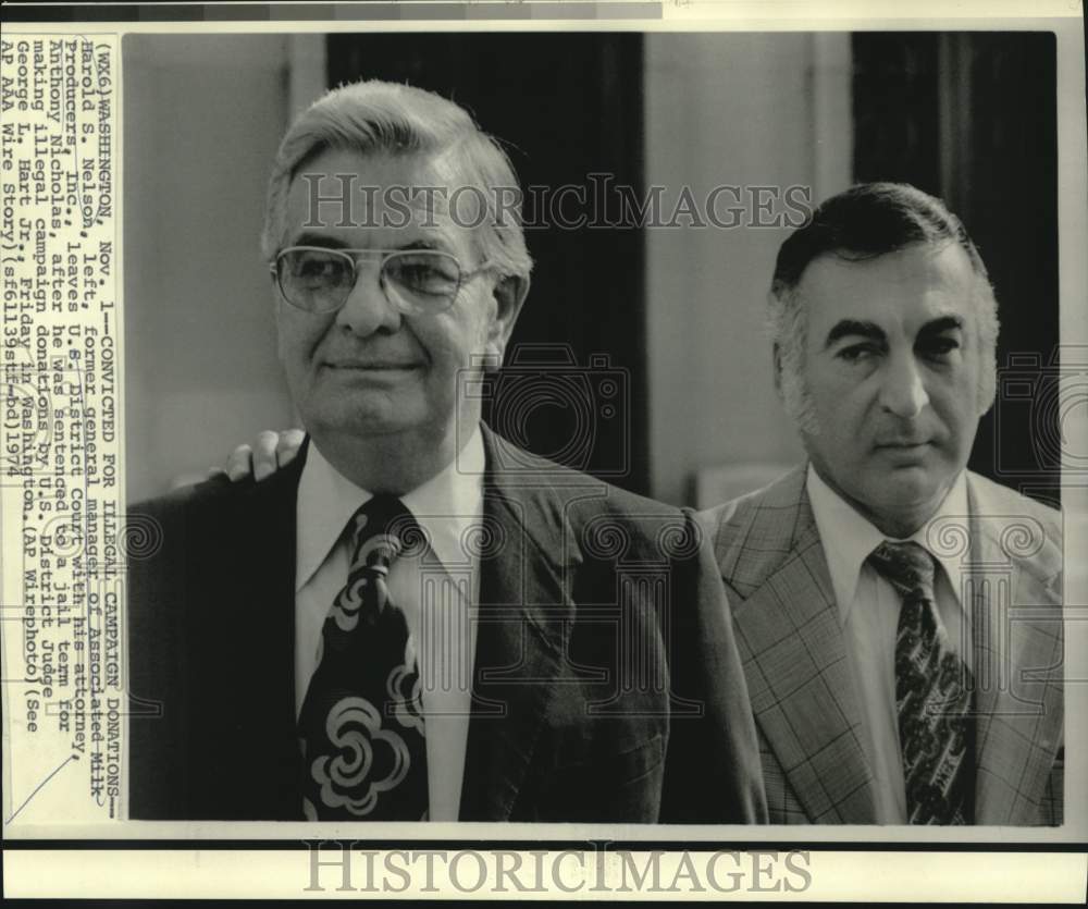 1974 Press Photo Harold Nelson leaves U.S.District Court with attorney Nicholas