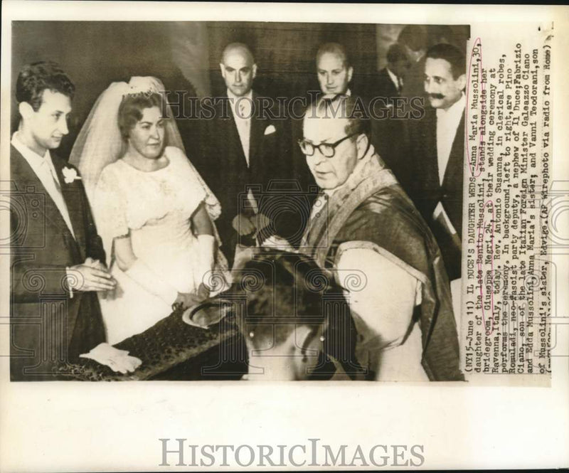 Load image into Gallery viewer, 1960 Press Photo Wedding ceremony of Anna Maria Mussolini and Negri in Italy
