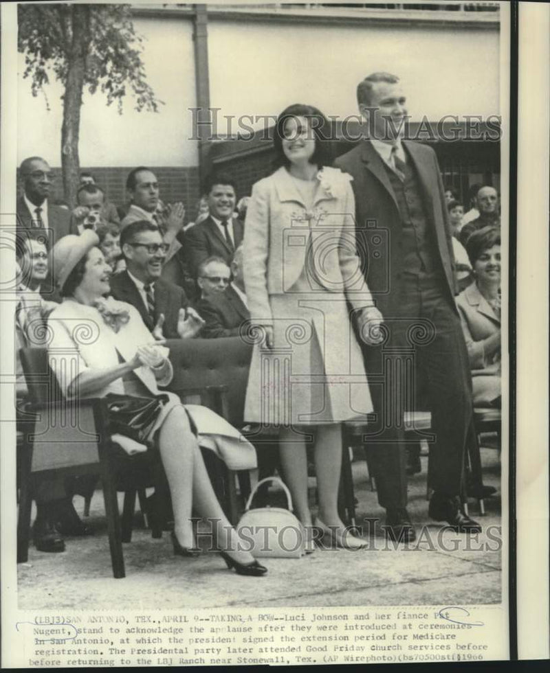 Load image into Gallery viewer, 1966 Press Photo Luci Johnson and Pat Nugent acknowledge San Antonio applause
