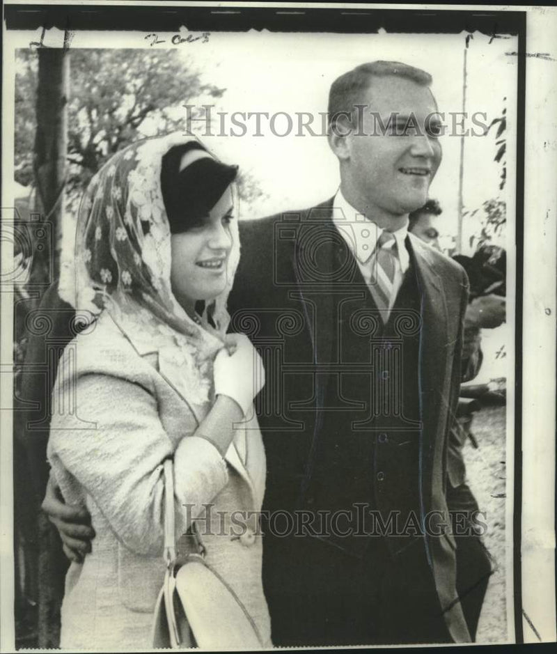 Load image into Gallery viewer, 1966 Press Photo Luci Johnson and Pat Nugent arrive at St. Barnabas Episcopal

