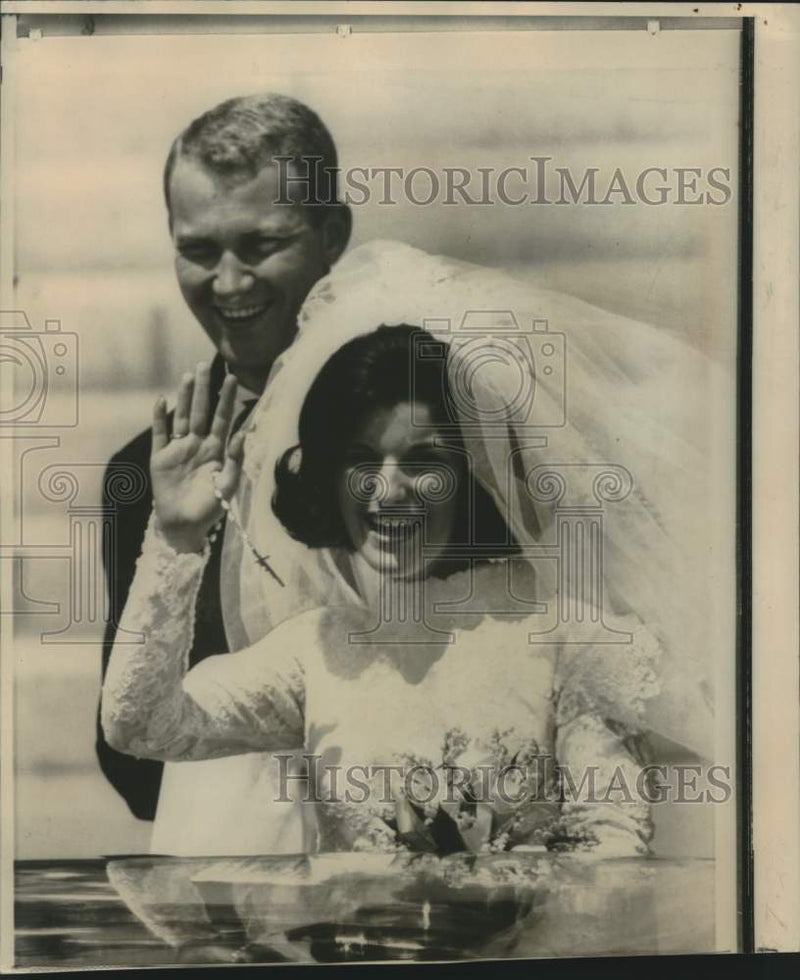 Load image into Gallery viewer, 1966 Press Photo Mr. and Mrs. Patrick Nugent after Washington marriage ceremony
