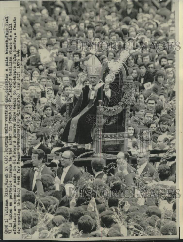 1975 Press Photo Pope Paul VI carried to St. Peter&#39;s Basilica altar for Mass